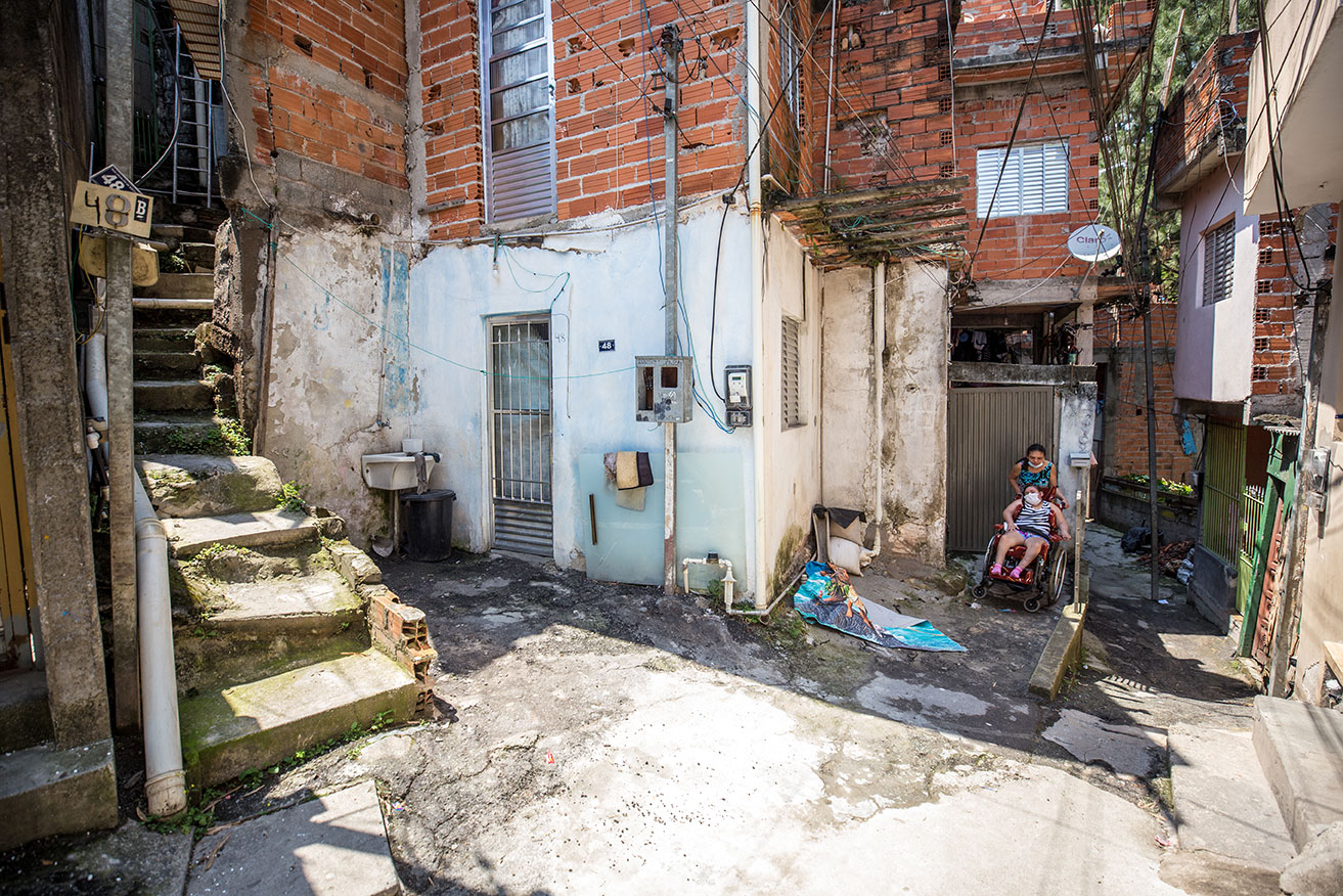 Maria y Viviane salen de casa, en Morro Doce, barrio en la periferia de São Paulo