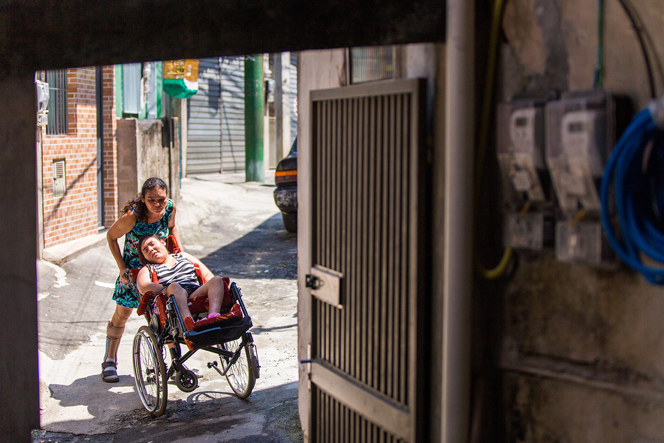 Maria e Viviane saem de casa, no Morro Doce, bairro na periferia de São Paulo.
