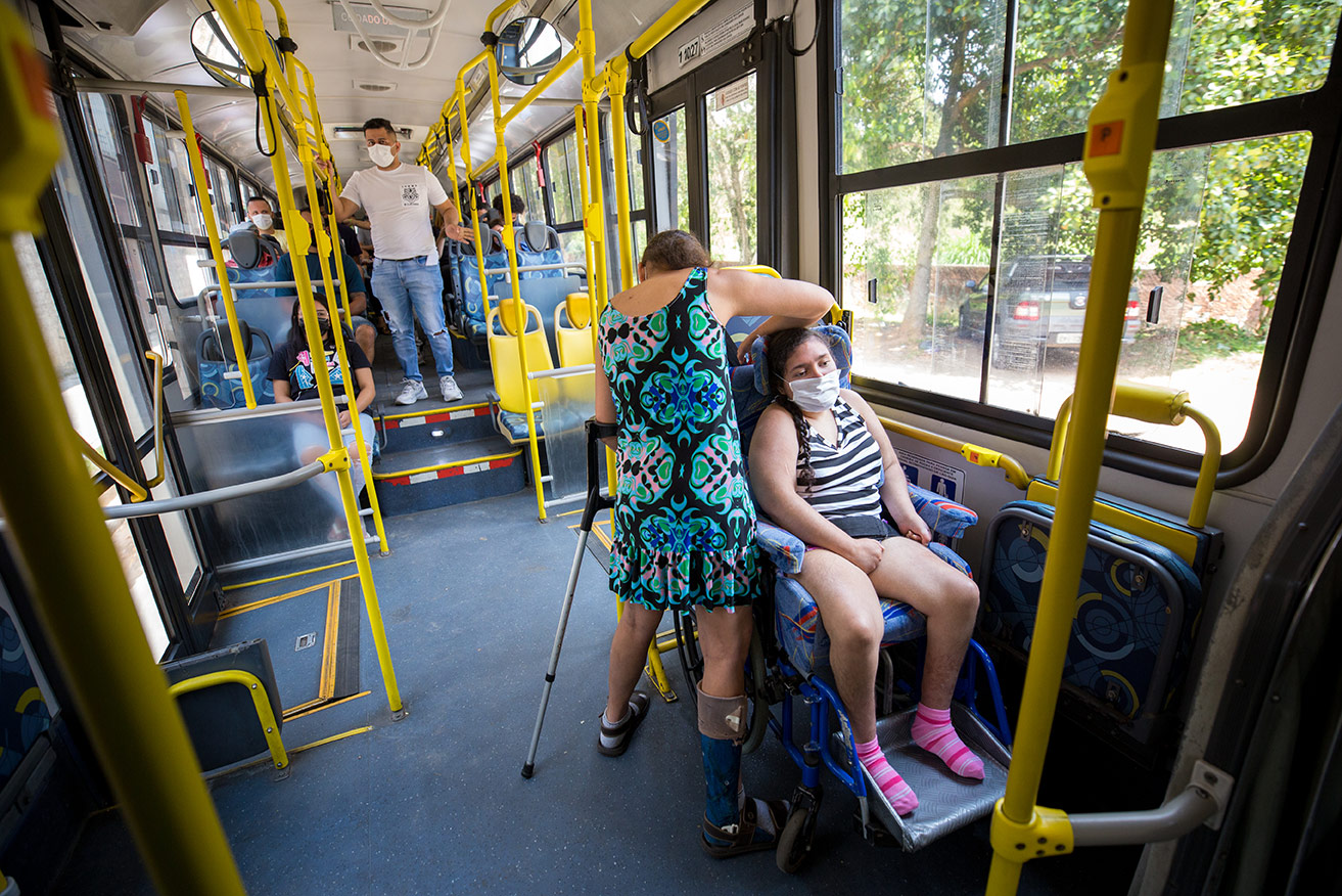 Maria e Viviane no ônibus