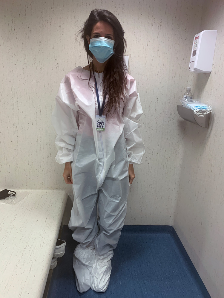 Vestida com três roupas no interior do laboratório Craveri