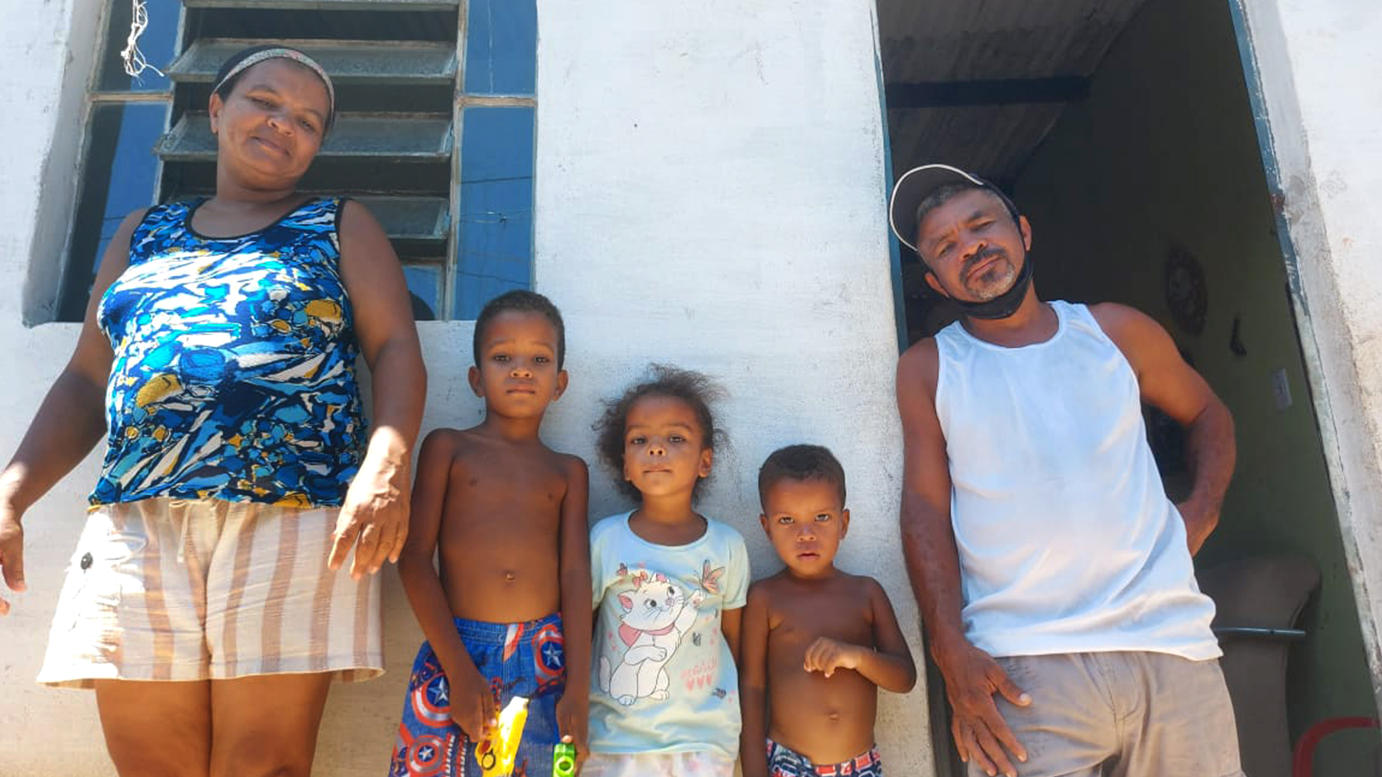 Ronaldo Miguel de Santana, 43, e Adriana dos Santos, 41, com seus filhos, na comunidade do Giriquiti, em Olinda, Pernambuco. Foto: Mateus Cavalcante