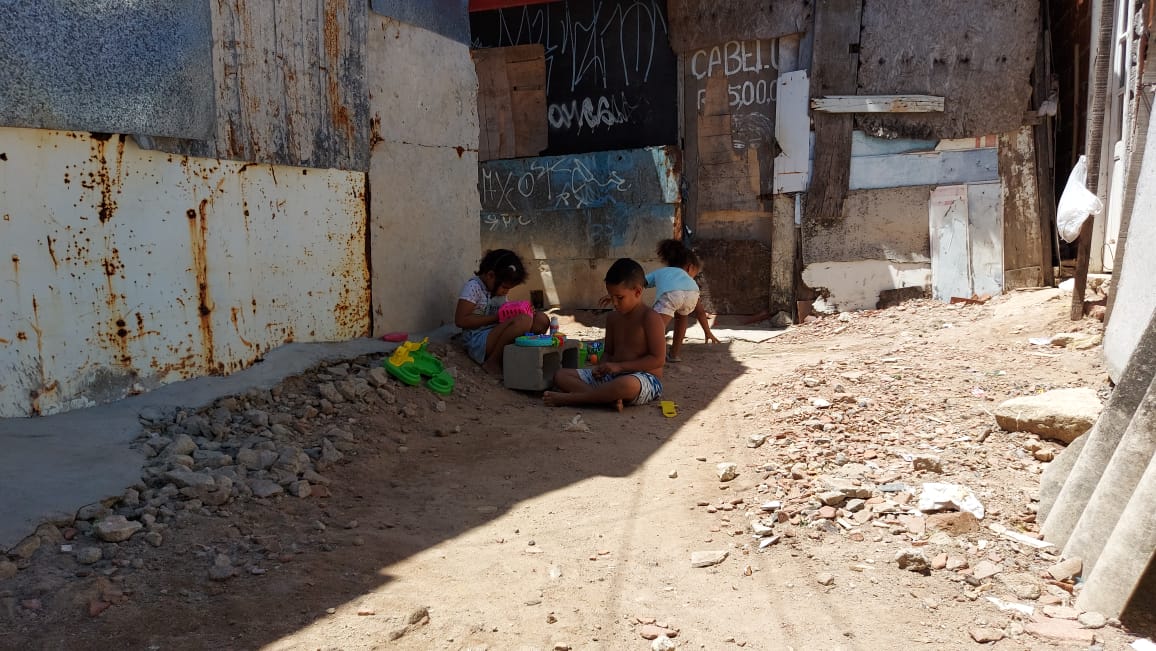 Crianças brincam na comunidade de Giriquiti, em Olinda. Foto: Mateus Cavalcante