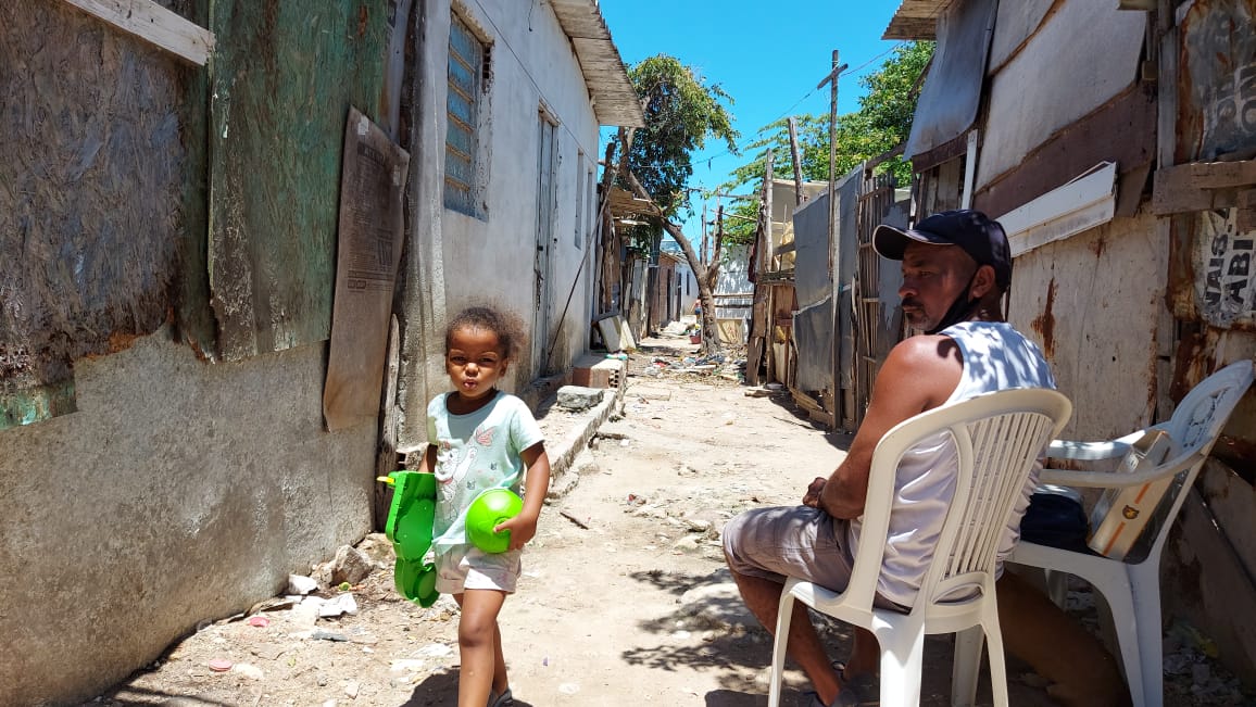 Ronaldo e a filha Rafaela, na comunidade do Giriquiti, em Olinda. Foto: Mateus Cavalcante